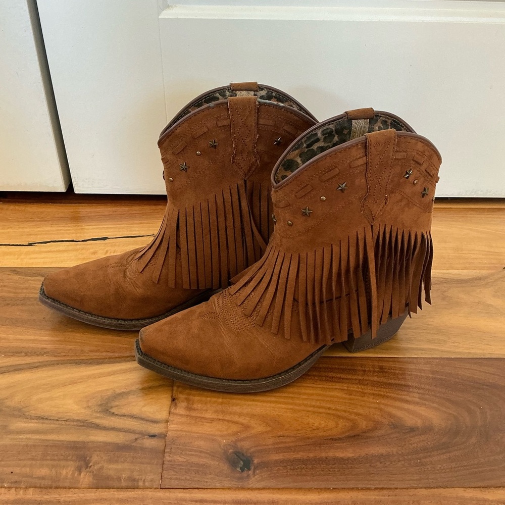 Women’s brown fringe cowboy boots. Size 7M.